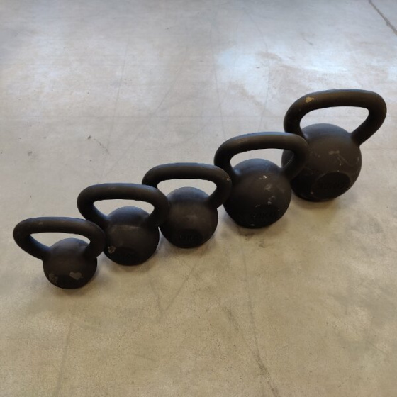 Litinový kettlebell HMS KZG08 8 kg, černý - 2. jakost