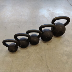 Litinový kettlebell HMS KZG10 10 kg, černý - 2. jakost